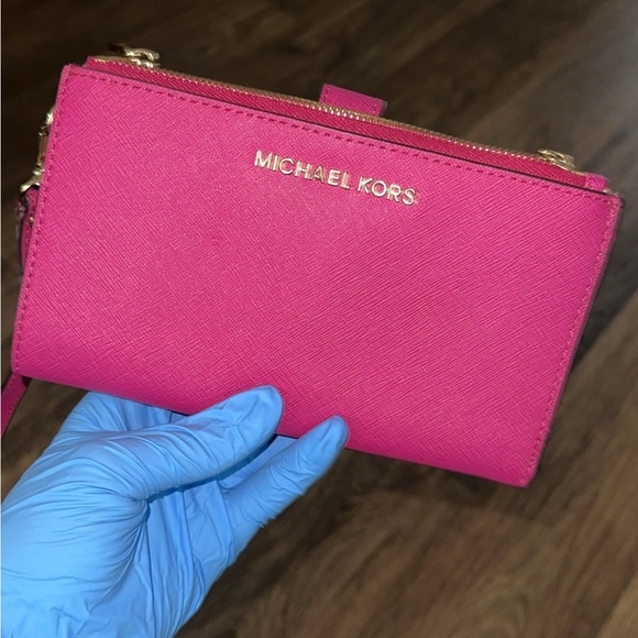 Michael Kors Fuchsia Smartphone Wallet - Picture 1 of 6